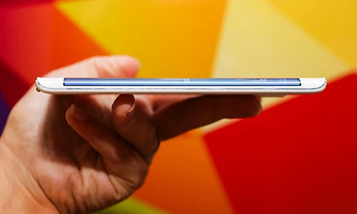 Hình ảnh chi tiết 2 cạnh cong của Samsung Galaxy S6 Edge 