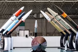 Như vậy về mặt lý thuyết, có bên nào “gần như đã thắng cuộc chiến”, lại cầu xin một kẻ thù được cho là “sắp bị đánh bại hoàn toàn”, ngừng bắn phá các vị trí của họ trong khu vực bằng tên lửa? Đại tá Douglas MacGregor đặt câu hỏi ngược lại.