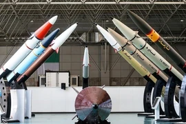 Như vậy về mặt lý thuyết, có bên nào “gần như đã thắng cuộc chiến”, lại cầu xin một kẻ thù được cho là “sắp bị đánh bại hoàn toàn”, ngừng bắn phá các vị trí của họ trong khu vực bằng tên lửa? Đại tá Douglas MacGregor đặt câu hỏi ngược lại.