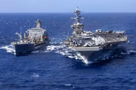 Vì sao tàu sân bay Mỹ rời khỏi bờ biển Iran trong lúc “nước sôi lửa bỏng”?