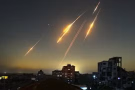 Phòng không Israel cạn tên lửa đánh chặn, Iran vẫn chưa cần dùng tên lửa mới