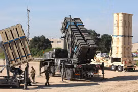 Về hệ thống Patriot, Lầu Năm Góc thừa nhận hồi tháng 7 năm ngoái rằng, do sự lãng phí “gần như không kiểm soát được” ở Ukraine và cuộc chiến 12 ngày trước đó với Iran, kho dự trữ đạn tên lửa Patriot và khí tài liên quan đã giảm xuống mức nguy cấp, chỉ còn 25% so với mức tối thiểu cần thiết.