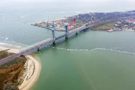 Ngoài ra, các cuộc tấn công cũng nhắm vào hệ thống giao thông, bao gồm cả cảng và đường sắt. Trước đó, vào ngày 14/12, các cuộc tấn công nhắm vào cầu vượt Zatoka. Cây cầu bắc qua cửa sông Dniester này, là một tuyến đường hậu cần quan trọng nối thành phố Odessa với Romania, và được sử dụng để vận chuyển tiếp tế từ các nước phương Tây đã bị đánh phá.