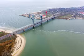 Ngoài ra, các cuộc tấn công cũng nhắm vào hệ thống giao thông, bao gồm cả cảng và đường sắt. Trước đó, vào ngày 14/12, các cuộc tấn công nhắm vào cầu vượt Zatoka. Cây cầu bắc qua cửa sông Dniester này, là một tuyến đường hậu cần quan trọng nối thành phố Odessa với Romania, và được sử dụng để vận chuyển tiếp tế từ các nước phương Tây đã bị đánh phá.