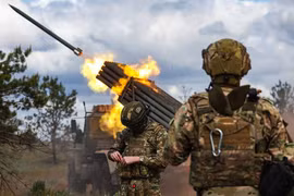 Những hình ảnh vệ tinh, cho thấy RFAF đã xây dựng sáu trận địa tên lửa và bảy trận địa pháo binh trên biên giới Sumy, thành lập năm trung tâm chỉ huy UAV mới và xây dựng năm sân bay dã chiến. Tuyến đầu cung cấp 7.000 tấn đạn dược, hàng chục nghìn tấn nhiên liệu, vật tư y tế, lương thực dã chiến, thậm chí cả tháp chỉ huy, tháp liên lạc và bệnh viện dã chiến cho chiến dịch. Làm sao có thể gọi đây là một “trận chiến đơn giản”? Đây là sự chuẩn bị cho một cuộc chiến tranh kéo dài, dai dẳng và cực kỳ nguy hiểm.