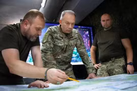 Theo kênh Arkhangel Spetsnaz, một số nhóm nhỏ quân Ukraine vẫn còn bị kẹt ở lại Pokrovsk, không thể rút lui. Toàn bộ khu vực phía nam tuyến đường sắt đã do RFAF kiểm soát, trong khi ở phía bắc, các mũi xung kích của RFAF đang quét sạch quân Ukraine khỏi các khu dân cư, tiến đến vùng ngoại ô thành phố.