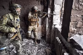 Các trận chiến đô thị ở Ukraine, tại đây có rất nhiều mục tiêu là các tòa nhà cao tầng. Khoảng cách tiếp xúc chiến đấu trong điều kiện như vậy chắc chắn sẽ bị thu hẹp, đồng nghĩa với việc hỏa lực bắn tỉa dày đặc ở cự ly 200-300 mét sẽ được yêu cầu. Lúc này chỉ có súng bắn tỉa SVD và Chukavin mới có thể đáp ứng được điều này.