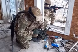 Kênh Readovka cho biết, quân Nga đang tích cực hoạt động trong khu vực đô thị Pokrovsk và UAV FPV của RFAF, đang biến công tác bảo đảm hậu cần cho Quân đội Ukraine (AFU) ở Pokrovsk thành một cơn ác mộng thực sự. Bất kỳ hoạt động tiếp tế nào, cũng ngay lập tức bị tấn công.