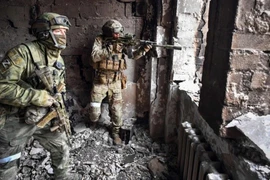 Các trận chiến đô thị ở Ukraine, tại đây có rất nhiều mục tiêu là các tòa nhà cao tầng. Khoảng cách tiếp xúc chiến đấu trong điều kiện như vậy chắc chắn sẽ bị thu hẹp, đồng nghĩa với việc hỏa lực bắn tỉa dày đặc ở cự ly 200-300 mét sẽ được yêu cầu. Lúc này chỉ có súng bắn tỉa SVD và Chukavin mới có thể đáp ứng được điều này.