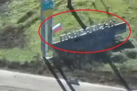 Quân đội Nga cắm cờ trên cổng chào đường cao tốc vào thành phố Pokrovsk 