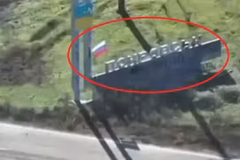 Quân đội Nga cắm cờ trên cổng chào đường cao tốc vào thành phố Pokrovsk 