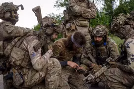 Trước tình hình Pokrovsk bị RFAF vây ép đến nghẹt thở, Bộ Tổng tham mưu AFU buộc phải điều Lữ đoàn Azov số 3, vừa được bổ sung quân số và vũ khí của NATO để ổn định mặt trận gần Pokrovsk, thì RFAF bất ngờ tấn công mạnh vào khu vực Zaporizhia.