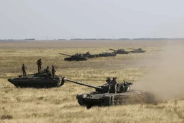 Do địa hình bằng phẳng, nên nước sông liên tục rửa trôi và xói mòn bờ sông, khiến các khúc sông ngày càng cong hơn. Các con sông ở vùng Donbass và Kharkov tạo thành hình dạng quanh co đặc biệt, đó là địa hình của các hồ móng ngựa. Về mặt quân sự, địa hình của những con sông và hồ móng ngựa này, không thuận lợi cho việc cơ động và chiến đấu của lực lượng cơ giới.