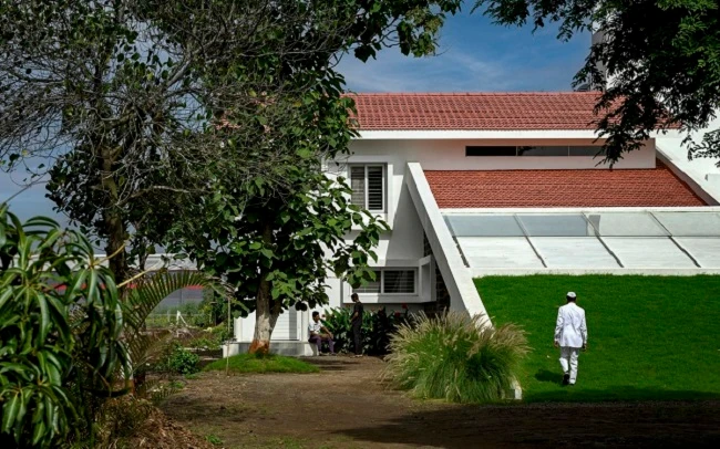 Thú vị ngôi nhà ẩn mình có mặt tiền là bãi cỏ xanh mướt