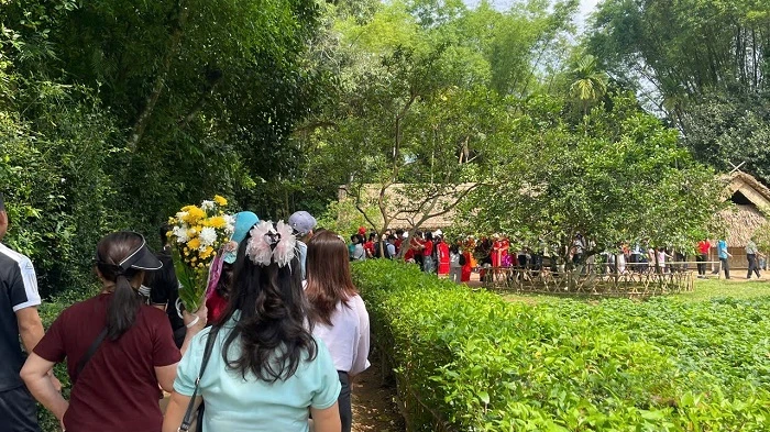 Hàng nghìn du khách về thăm quê Bác trong ngày thống nhất non sông