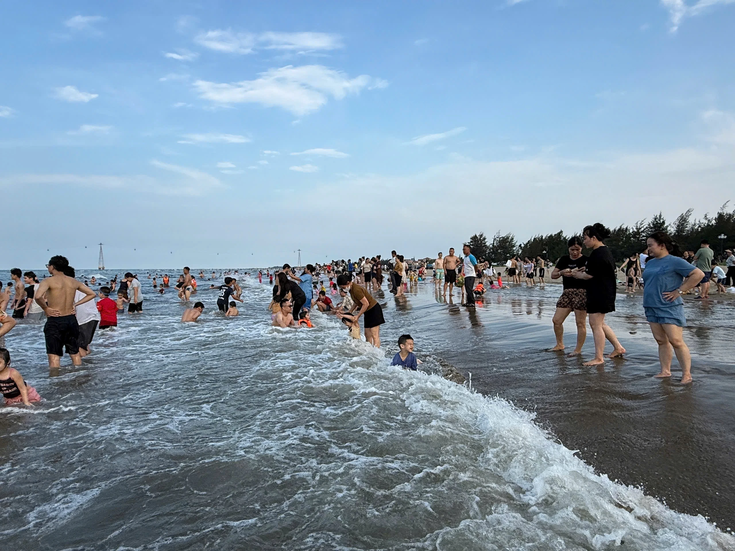 Biển Cửa Lò hút khách dịp lễ