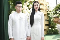 Đỗ Thị Hà và chồng doanh nhân tình tứ trong lễ ăn hỏi