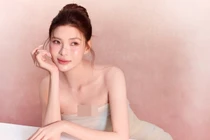 Thúy Diễm khoe nhan sắc đẹp miễn chê đón tuổi mới