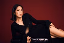 Diễn viên Lê Phương mặc táo bạo đón tuổi 40 