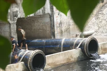 Nước Hồ Tây có đủ để 'hồi sinh' sông Tô Lịch?