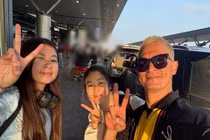 Huy Khánh tiễn vợ cũ và con gái trở lại Phần Lan