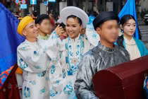 Hoa hậu H’hen Niê được chồng giúp chỉnh sửa phục trang tại sự kiện