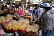 Rực sắc bánh 'tài lộc' ở chợ người Hoa TP HCM ngày vía Thần Tài