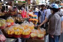 Rực sắc bánh 'tài lộc' ở chợ người Hoa TP HCM ngày vía Thần Tài