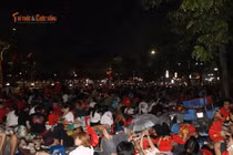 Biển người đổ về đường Thanh Niên đợi dàn khí tài tiến qua