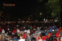 Biển người đổ về đường Thanh Niên đợi dàn khí tài tiến qua