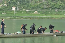 Vụ lật thuyền chở cả gia đình trên sông Gianh, đã tìm thấy thi thể người ông