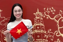 Hoa hậu Mỹ Linh gây chú ý khi tập luyện cho lễ diễu binh