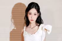 Biết gì về nữ ca sĩ diện bikini tắm tại Giếng Tiên gây tranh cãi? 