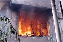 Nhà 5 tầng ở Hà Nội cháy dữ dội, lửa đỏ rực