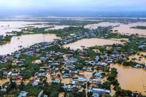 Lũ lớn tiếp tục dâng, nhiều khu dân cư ở Đà Nẵng bị cô lập 