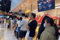 ‘Biển người’ xếp hàng dài chờ ăn uống, mua sắm dịp nghỉ Tết Dương lịch