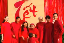 Khoảnh khắc đón Tết ấm áp của gia đình Hồ Ngọc Hà và Kim Lý