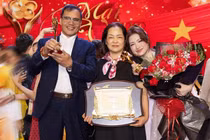 Giây phút đầy cảm xúc của Hòa Minzy bên bố mẹ tại Mai Vàng