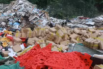 Mỹ phẩm không rõ nguồn gốc vứt ngổn ngang tại bãi rác tự phát ở Hà Nội