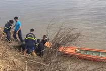 Lật thuyền độc mộc khi đánh cá trên sông, một người đàn ông tử vong