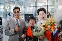 Đức Phúc hạnh phúc bên bố mẹ sau chiến thắng ở Intervision 2025