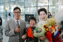 Đức Phúc hạnh phúc bên bố mẹ sau chiến thắng ở Intervision 2025