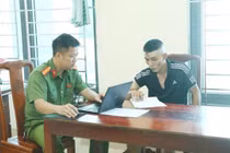 Khởi tố 2 đối tượng trộm cắp xe máy, ném "bom" xăng vào công an