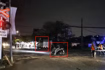 Muôn kiểu vượt gác chắn đường sắt bị CSGT Hà Nội ghi hình xử phạt