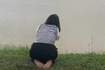 Vụ nghi bố ôm 2 con nhảy cầu, xót xa người mẹ quỳ gối chờ tin con