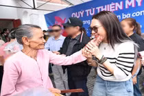 Mỹ Tâm và gia đình Lý Hải lan tỏa yêu thương, trao quà Tết cho người khó khăn