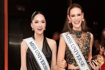 Hương Giang thân thiết với mỹ nhân Belize