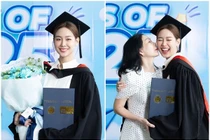 Hoa hậu Bảo Ngọc tình cảm bên mẹ khi nhận bằng tốt nghiệp