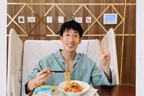 Tuấn Trần hồi phục tích cực sau ca phẫu thuật dây chằng