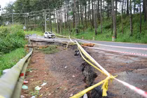 Đèo D’ran sạt lở, nhiều vị trí mặt đường quốc lộ 20 rạn nứt